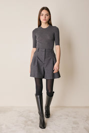 Pantaloni corti in lana con pinces