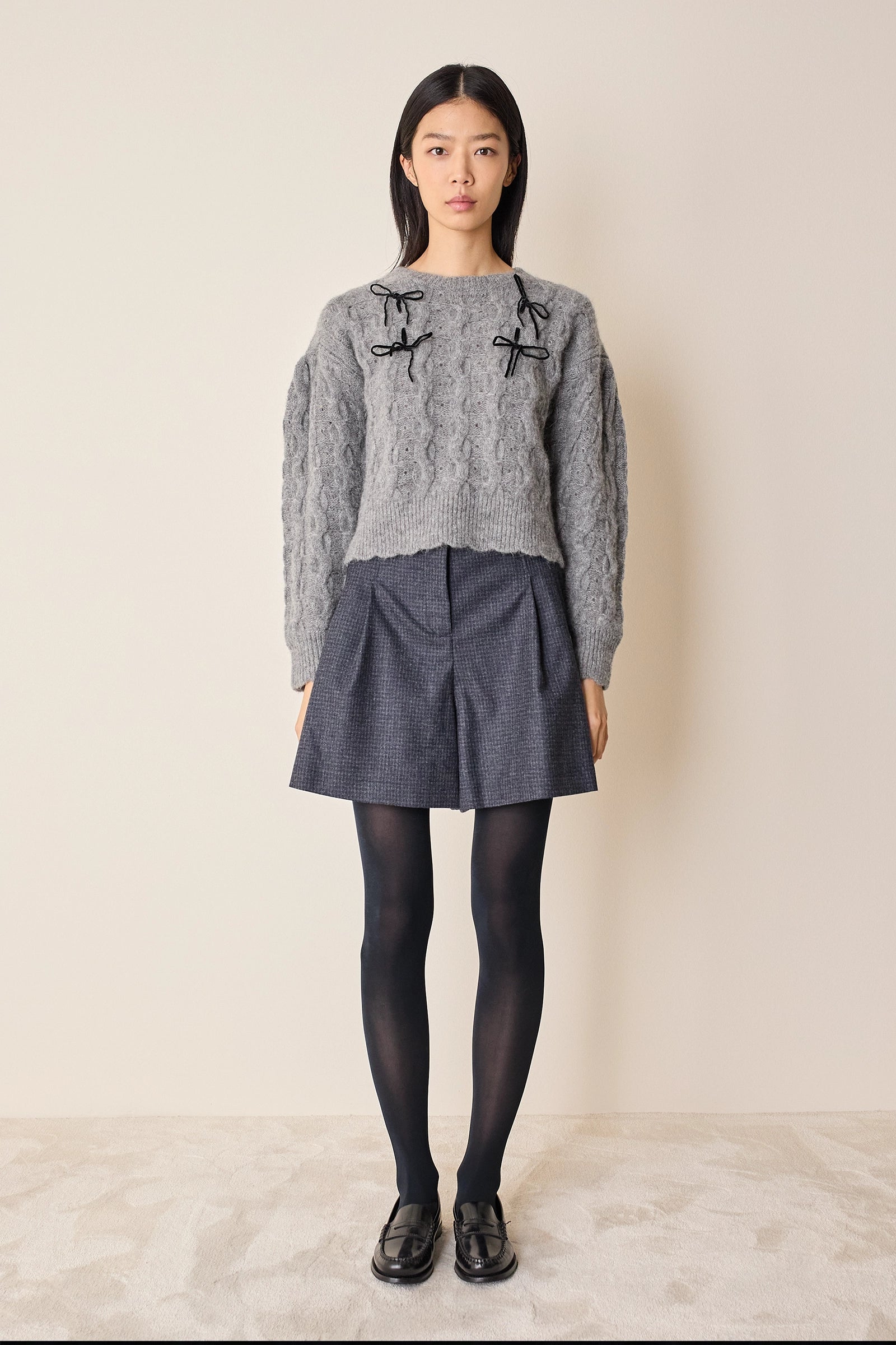 Pantaloni corti in lana con pinces