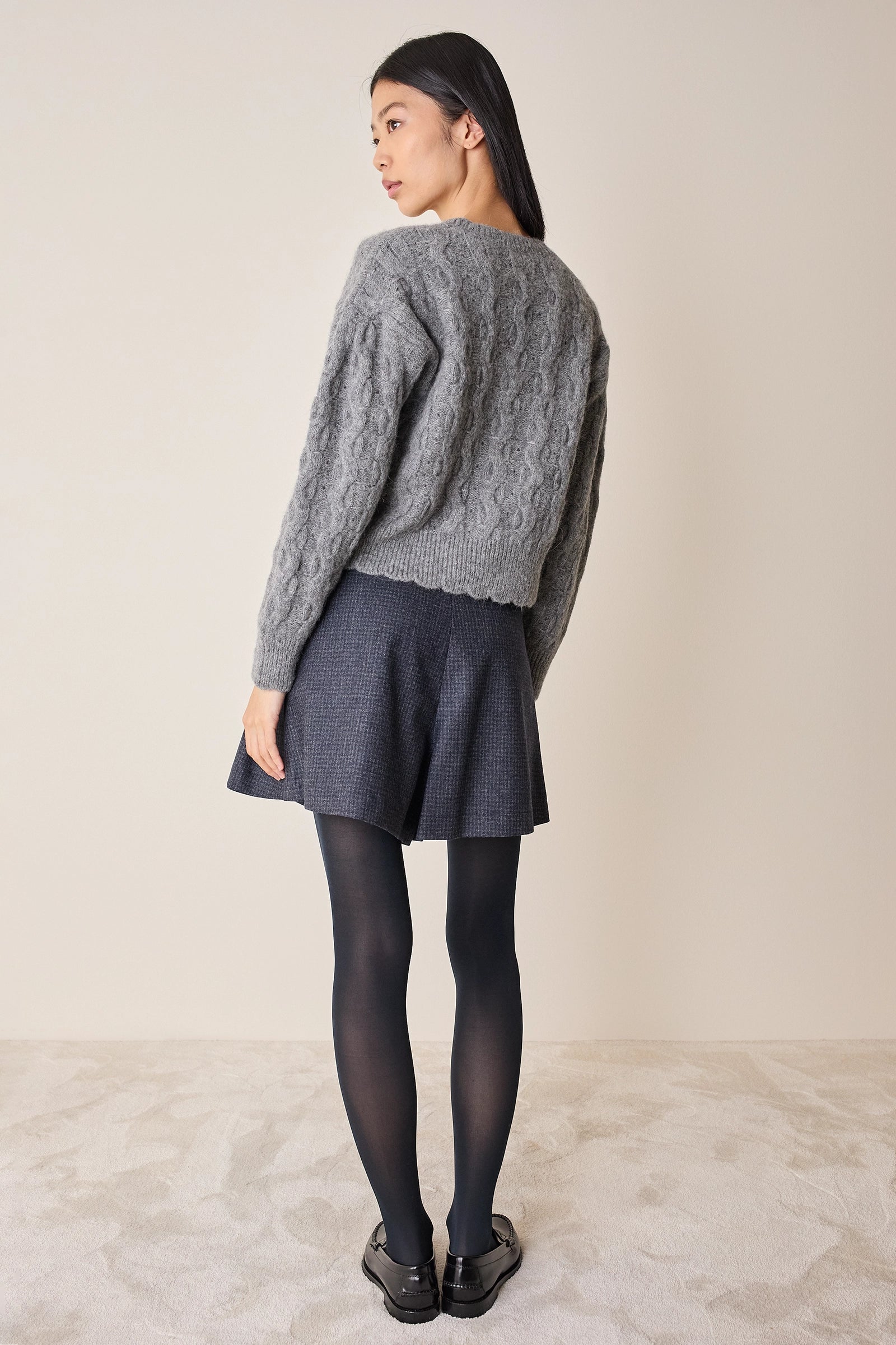 Pantaloni corti in lana con pinces