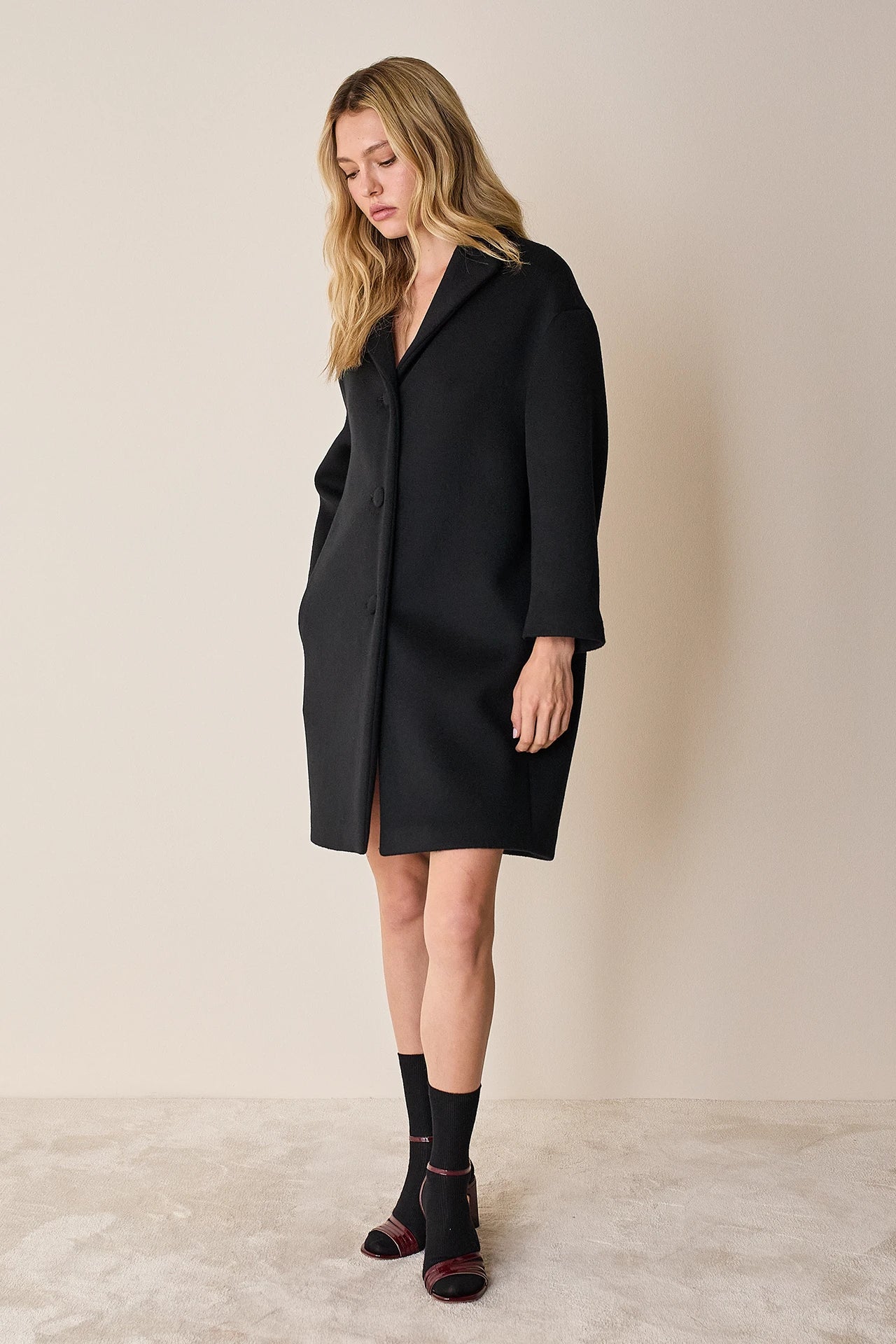 Egg-shaped virgin wool coat