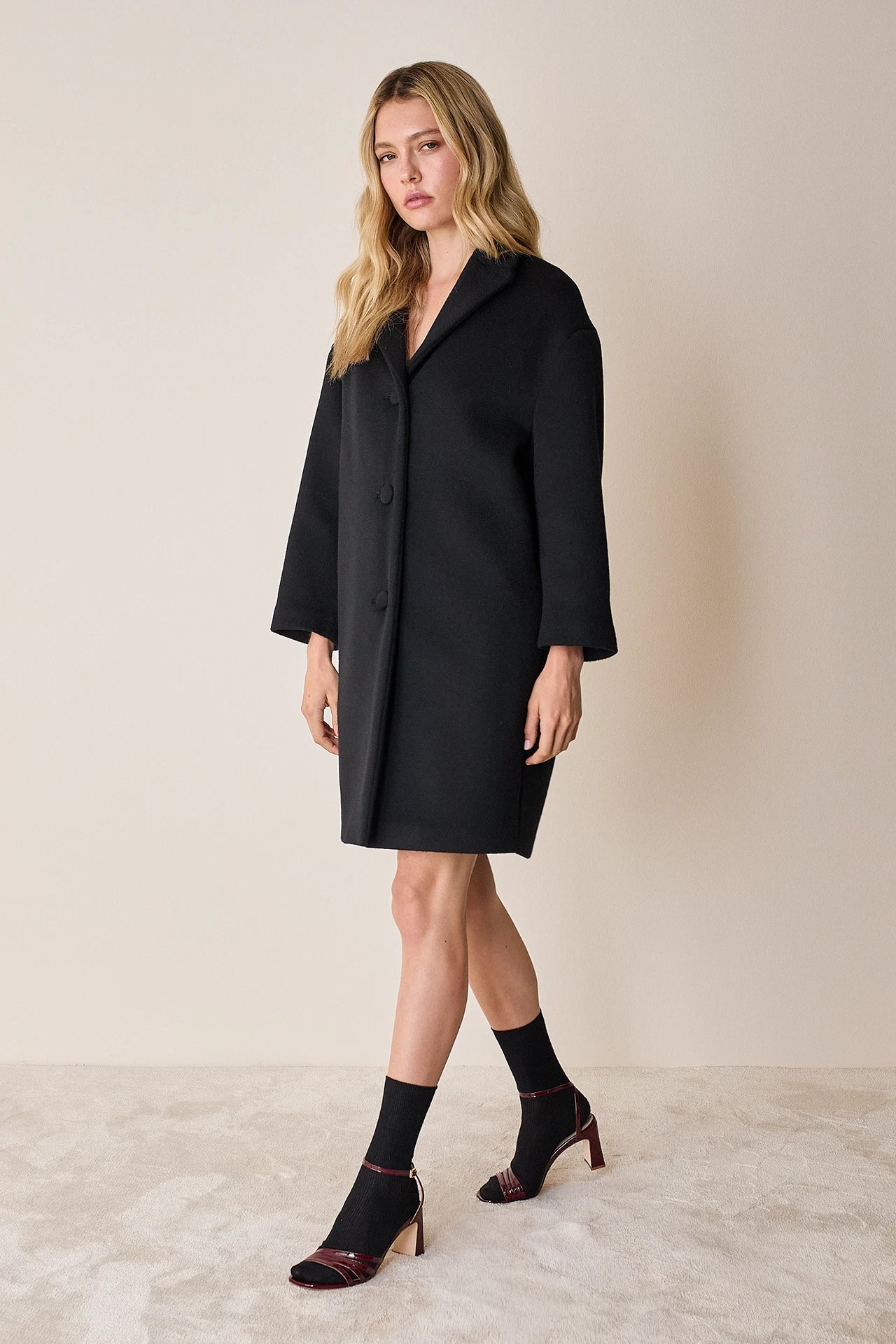 Egg-shaped virgin wool coat