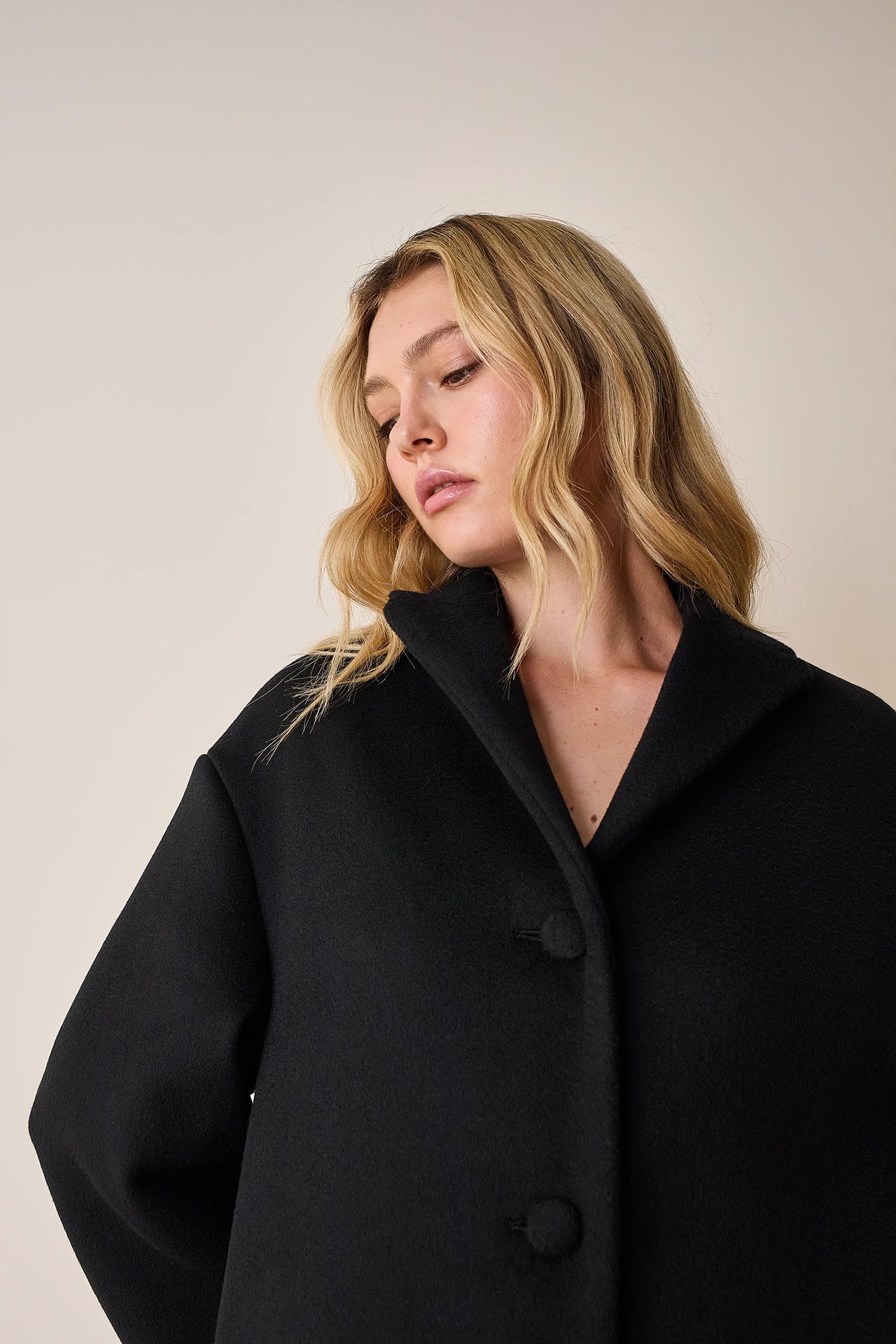 Egg-shaped virgin wool coat