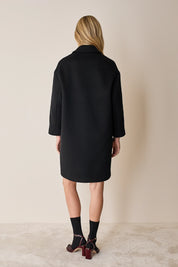 Egg-shaped virgin wool coat
