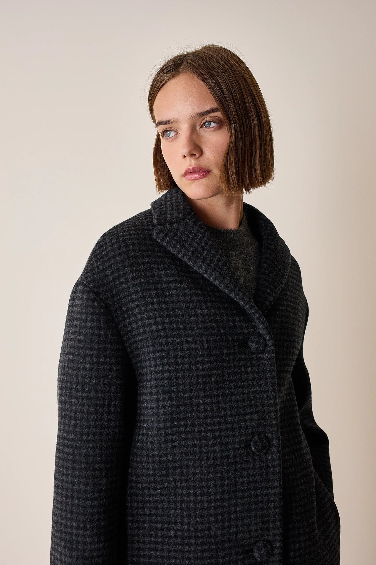 Egg-shaped wool and cashmere coat