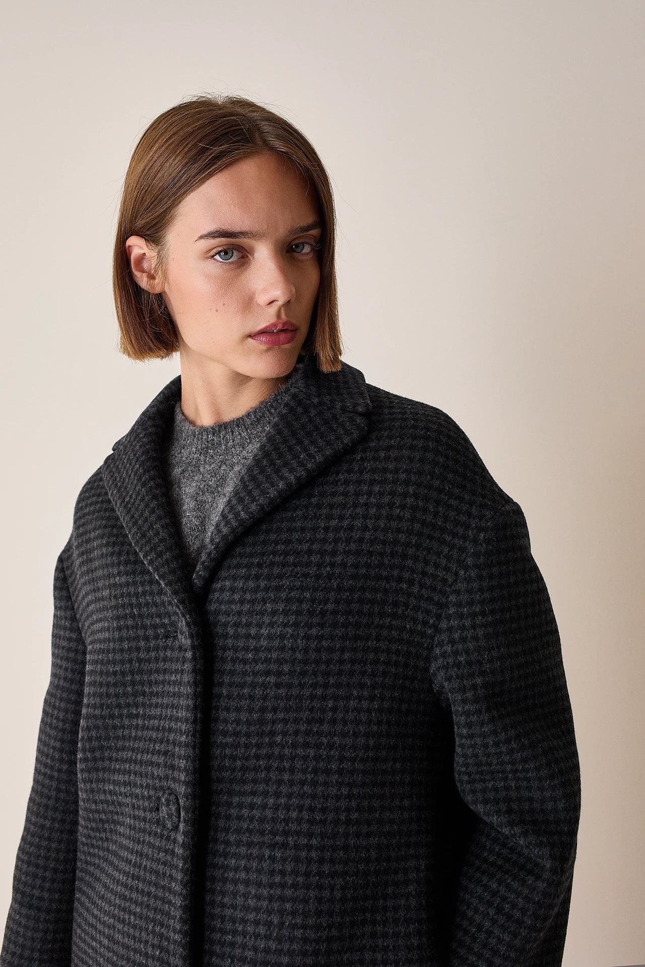 Egg-shaped wool and cashmere coat