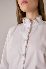 Camicia con colletto volant e profili a contrasto