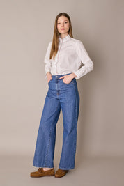Camicia con colletto volant e profili a contrasto