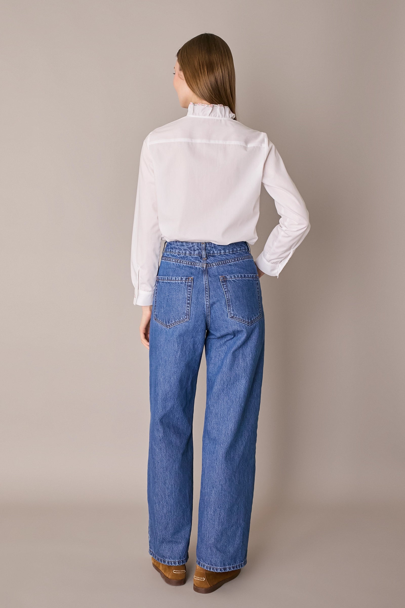 Camicia con colletto volant e profili a contrasto
