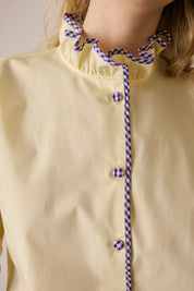 Camicia con colletto volant e profili a contrasto