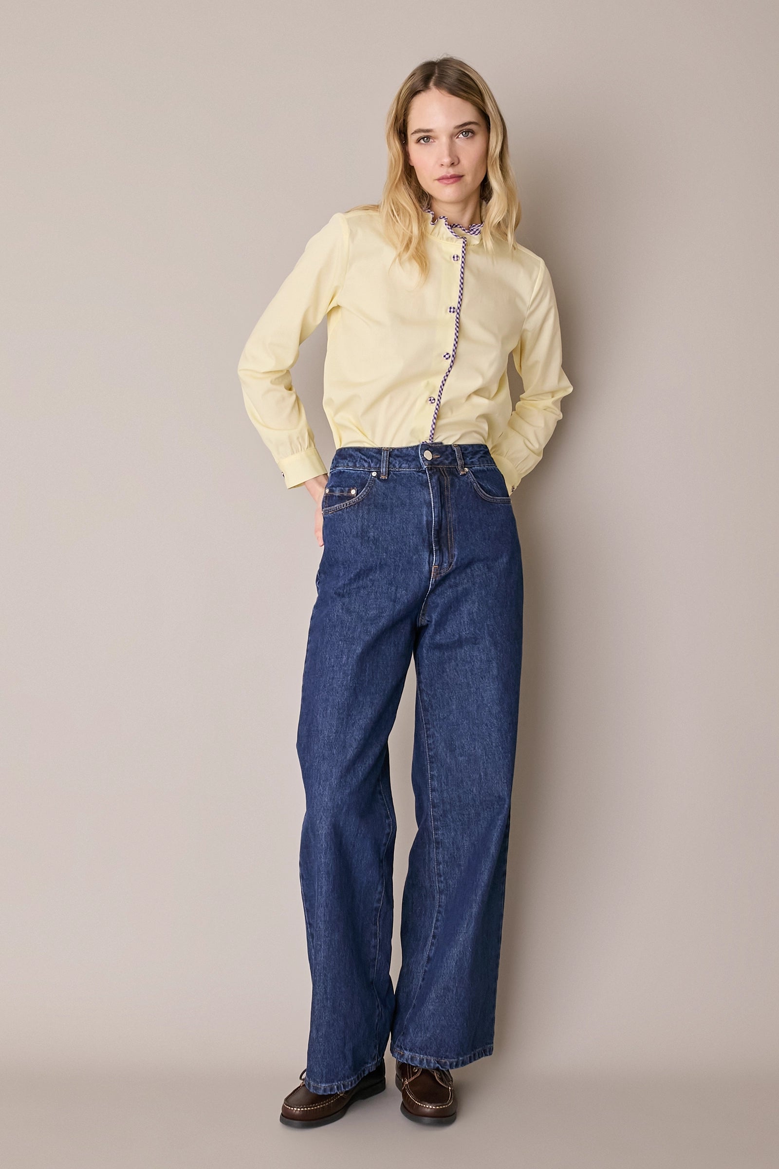 Camicia con colletto volant e profili a contrasto
