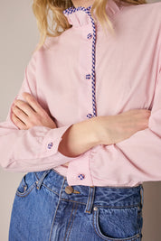 Camicia con colletto volant e profili a contrasto