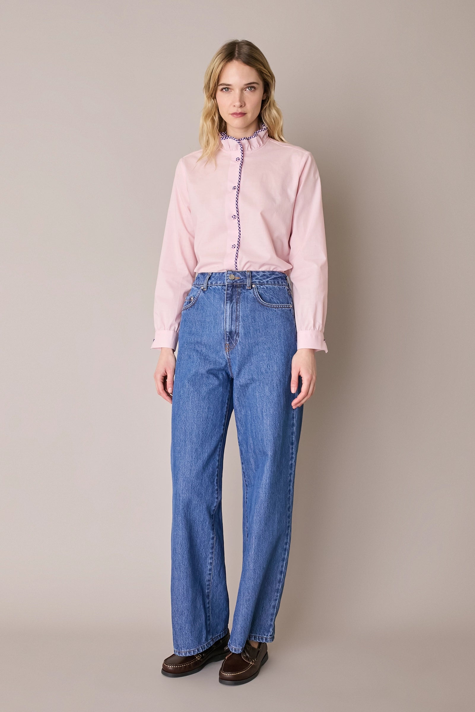 Camicia con colletto volant e profili a contrasto