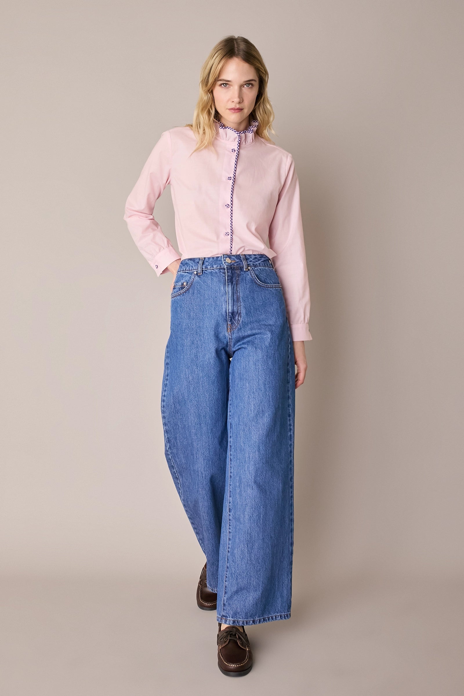 Camicia con colletto volant e profili a contrasto