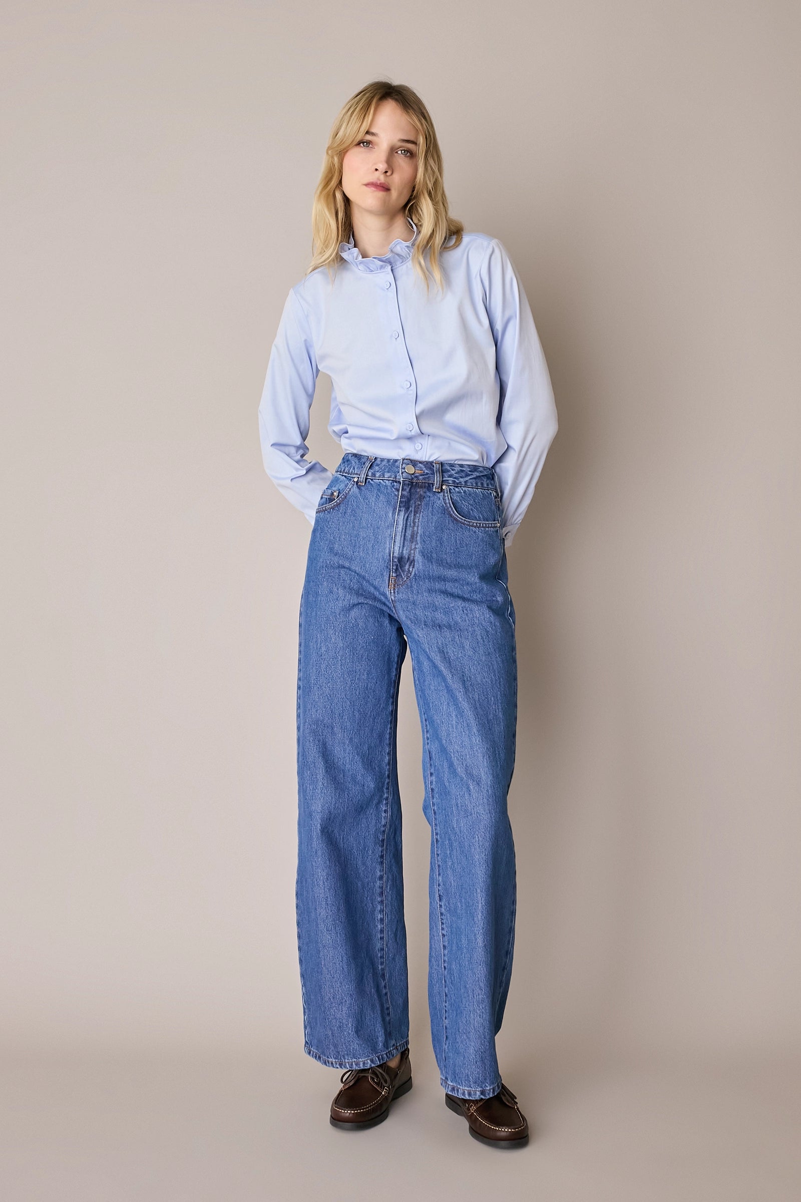 Camicia con colletto volant e profili a contrasto