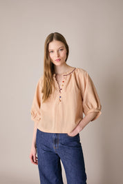 Top con bottoni rivestiti