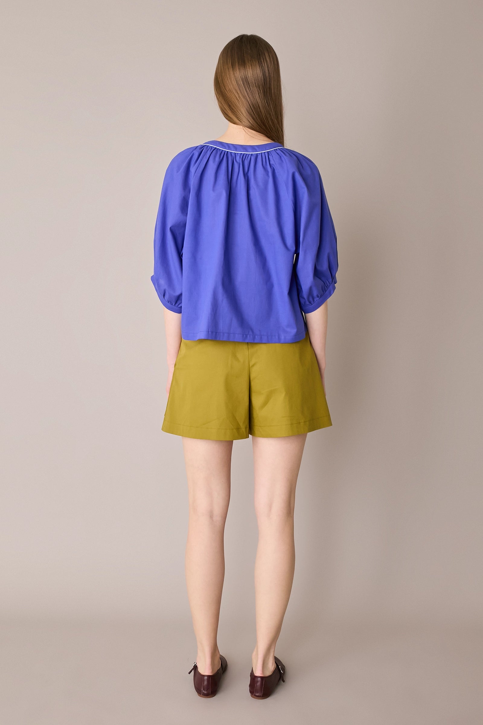 Top con bottoni rivestiti