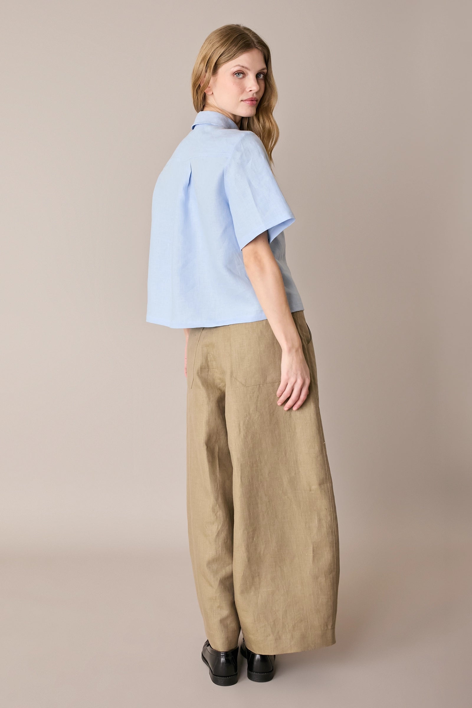 Camicia boxy in lino con colletto stondato