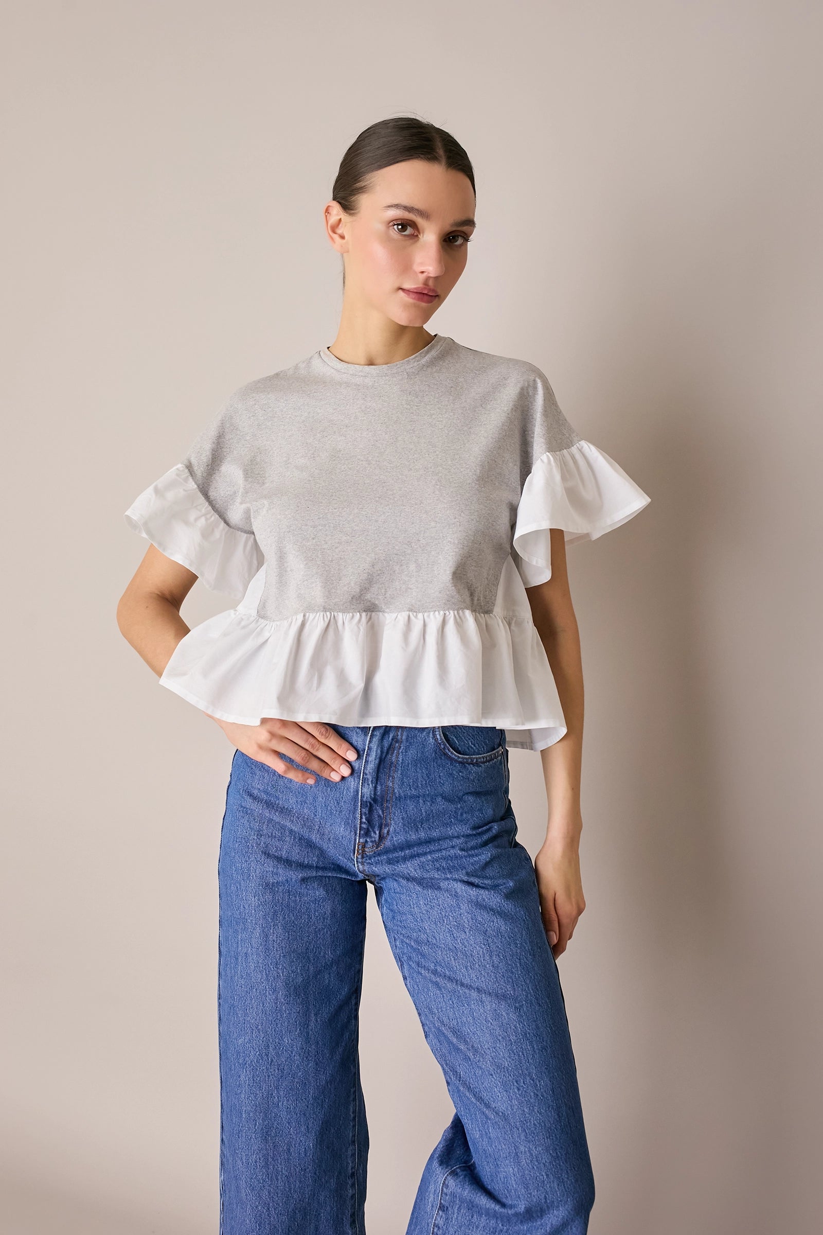 T-shirt con balze a contrasto