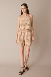 Top ricamato con fiori cut-out e spalline regolabili