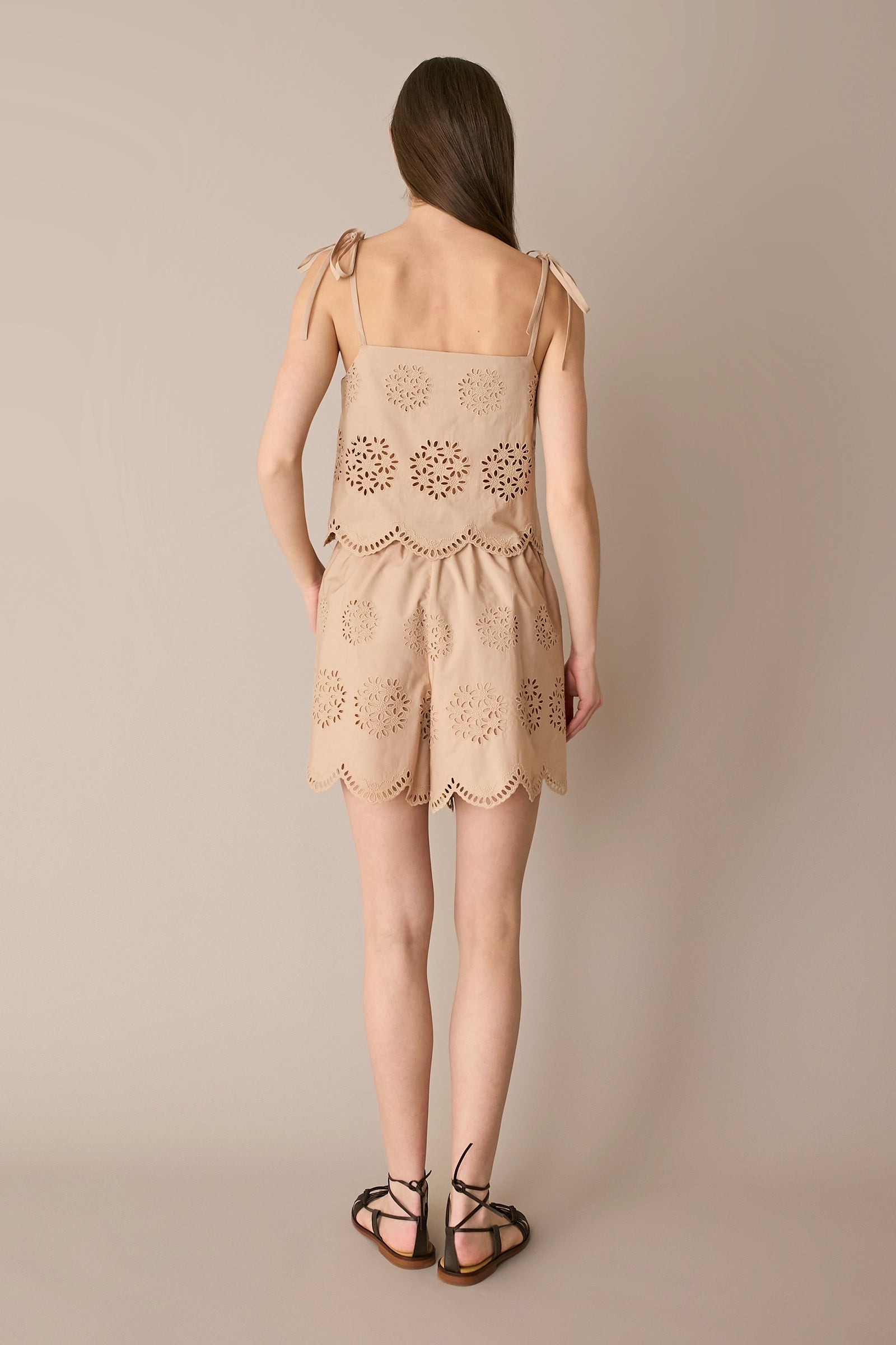 Top ricamato con fiori cut-out e spalline regolabili
