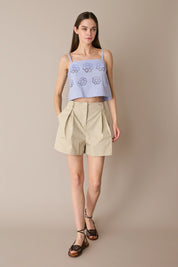 Top ricamato con fiori cut-out