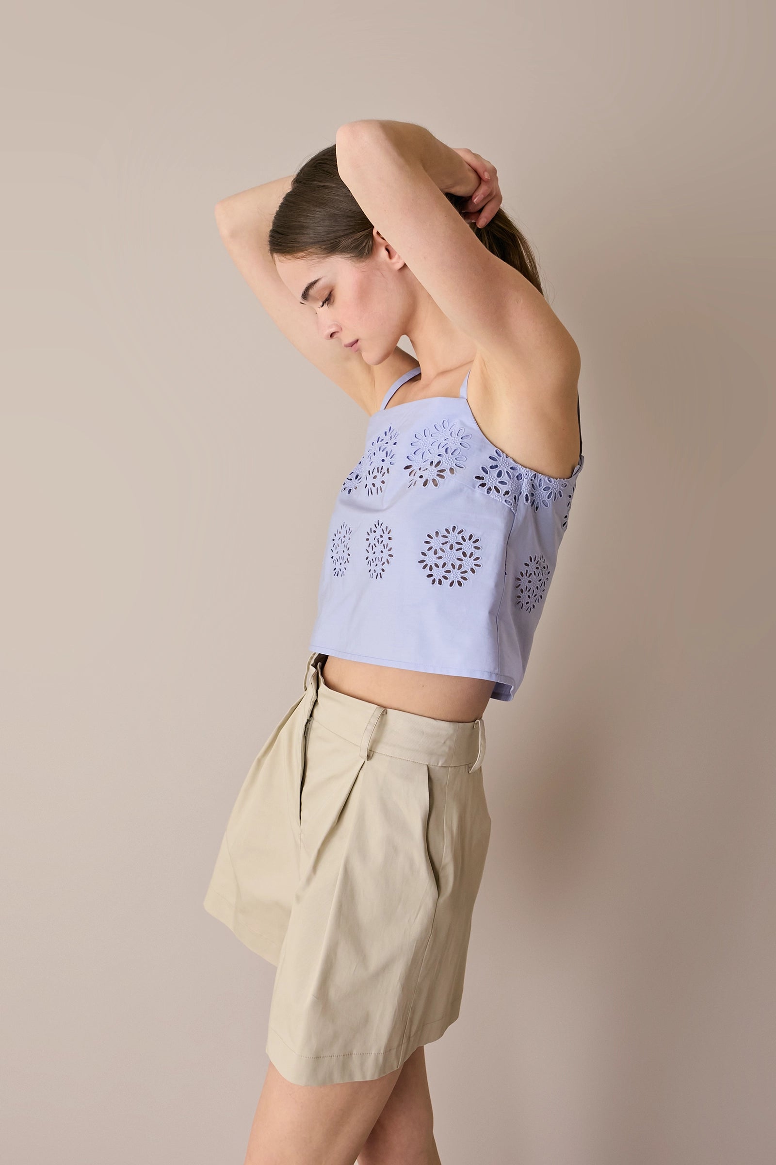 Top ricamato con fiori cut-out