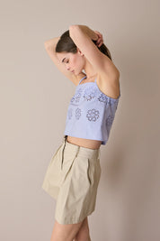 Top ricamato con fiori cut-out