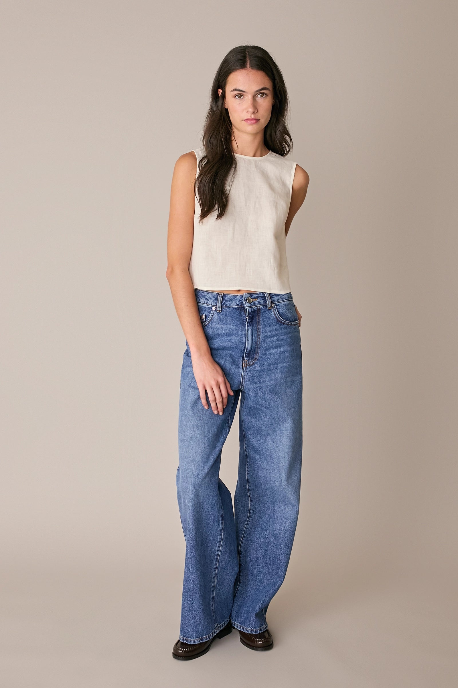 Top in lino con bottoncini