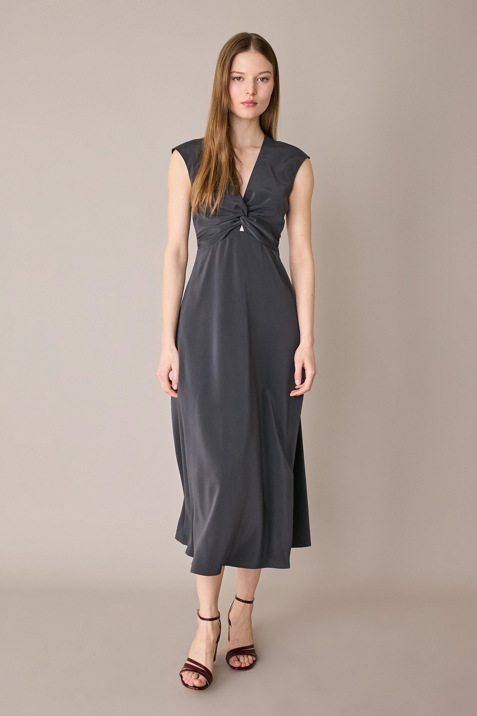 Abito in seta stretch con scollo intrecciato