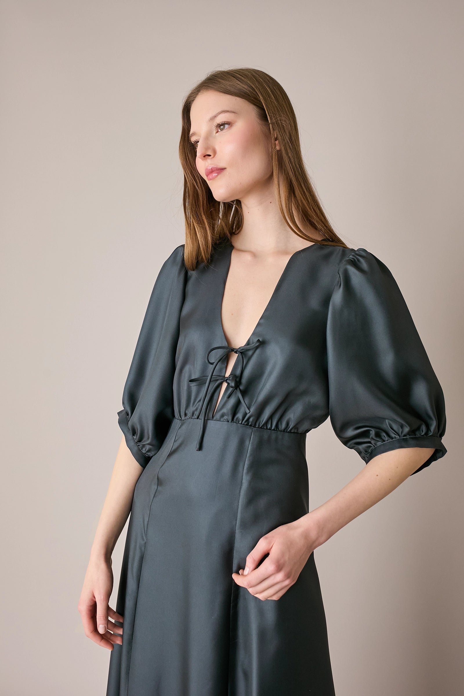 Abito lungo a mezze maniche con scollo a V