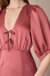 Abito lungo a mezze maniche con scollo a V