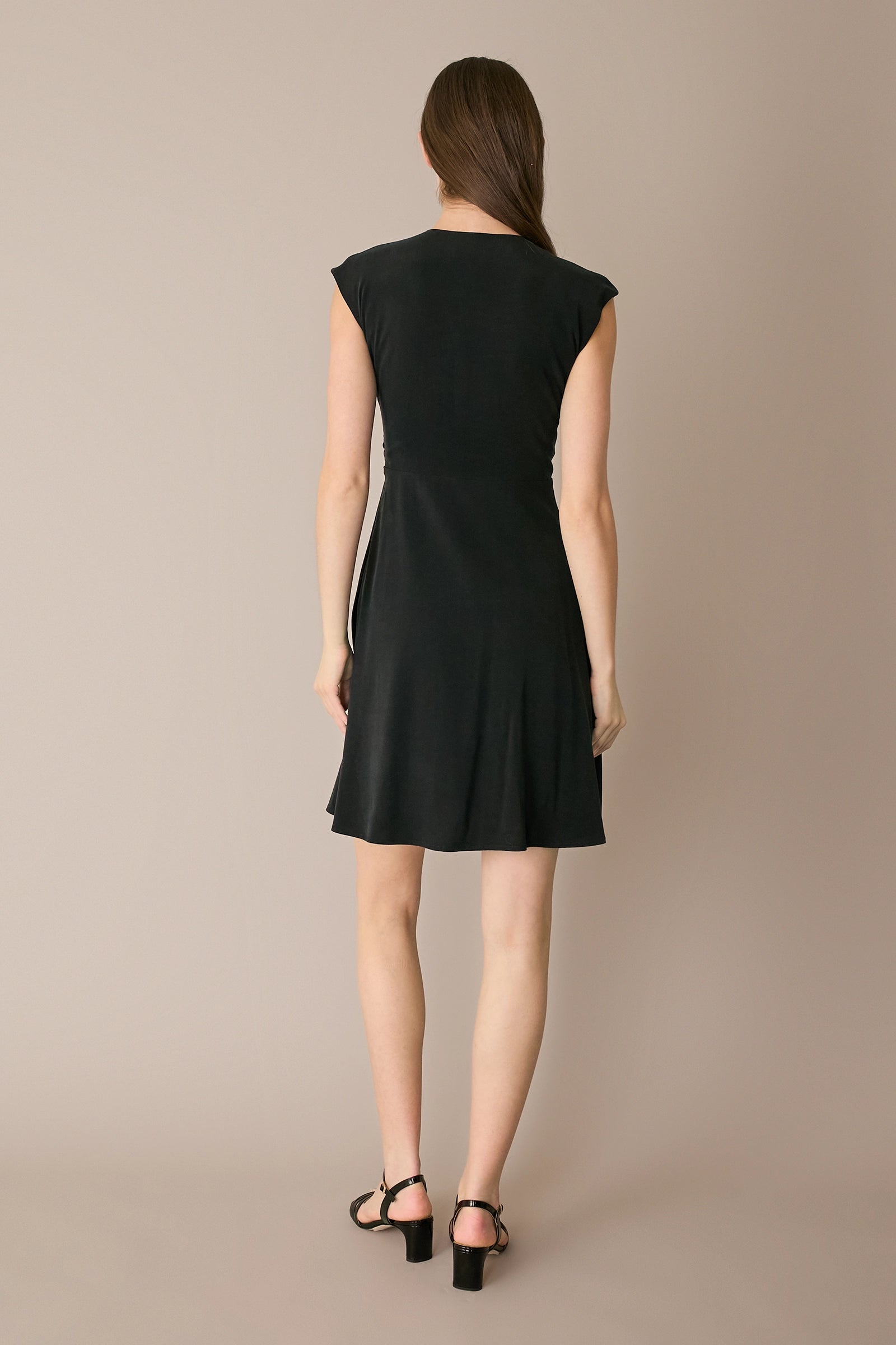 Abito stretch con scollo intrecciato