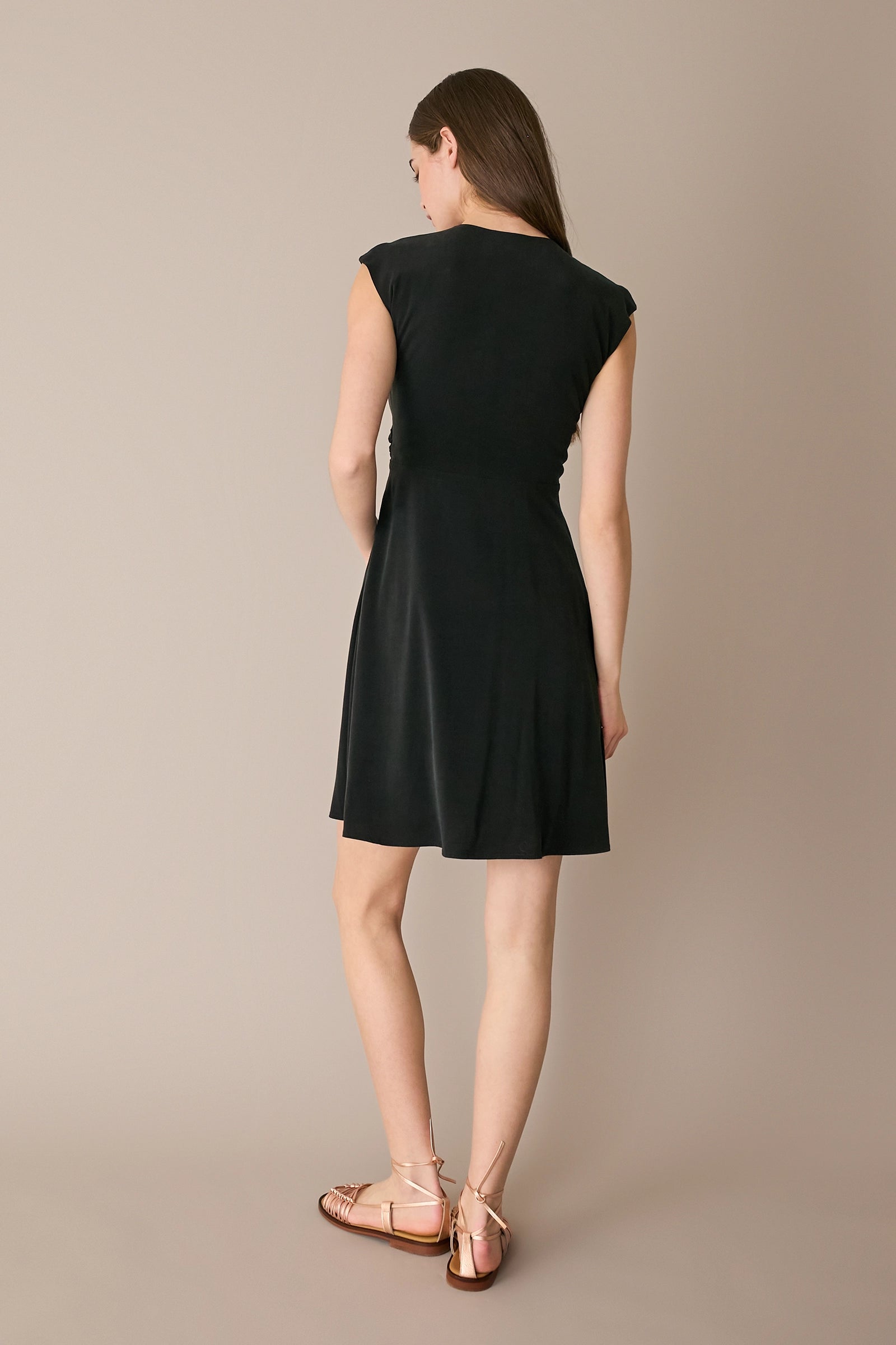 Abito stretch con scollo intrecciato