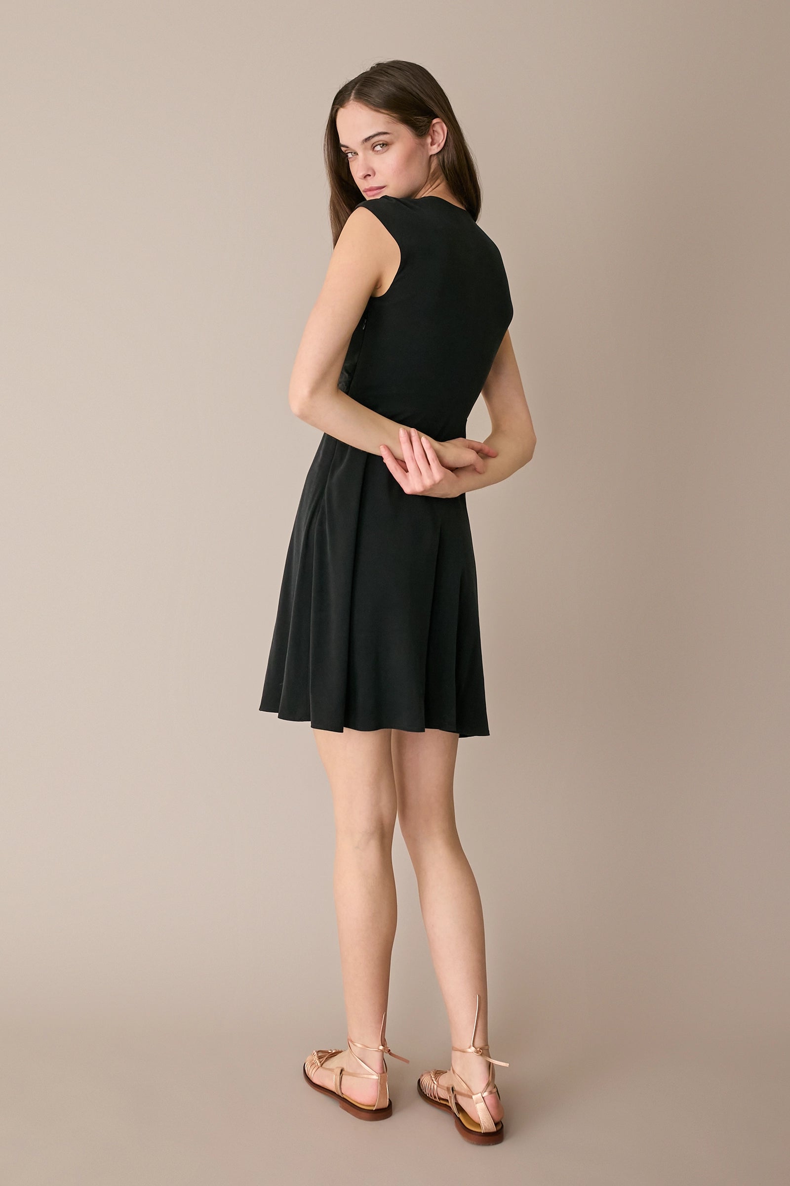Abito stretch con scollo intrecciato