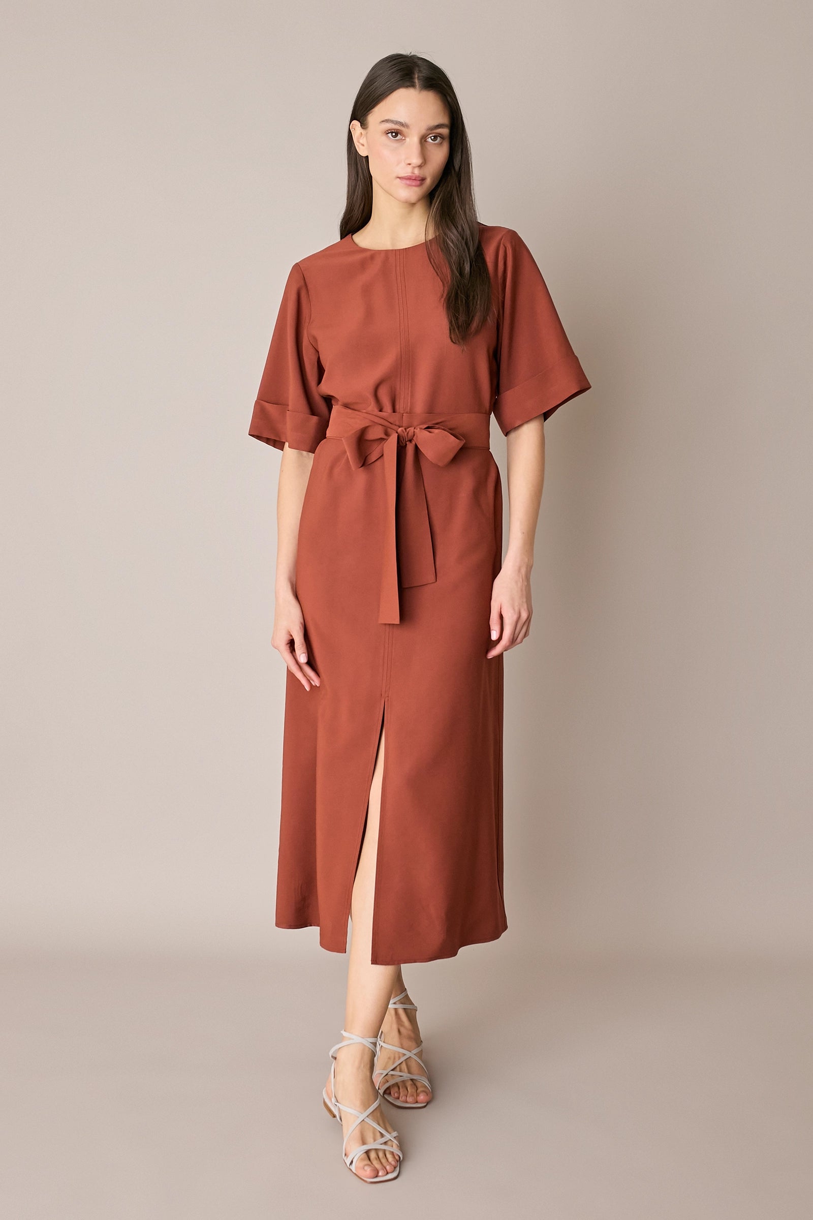 Abito a maniche corte con cintura