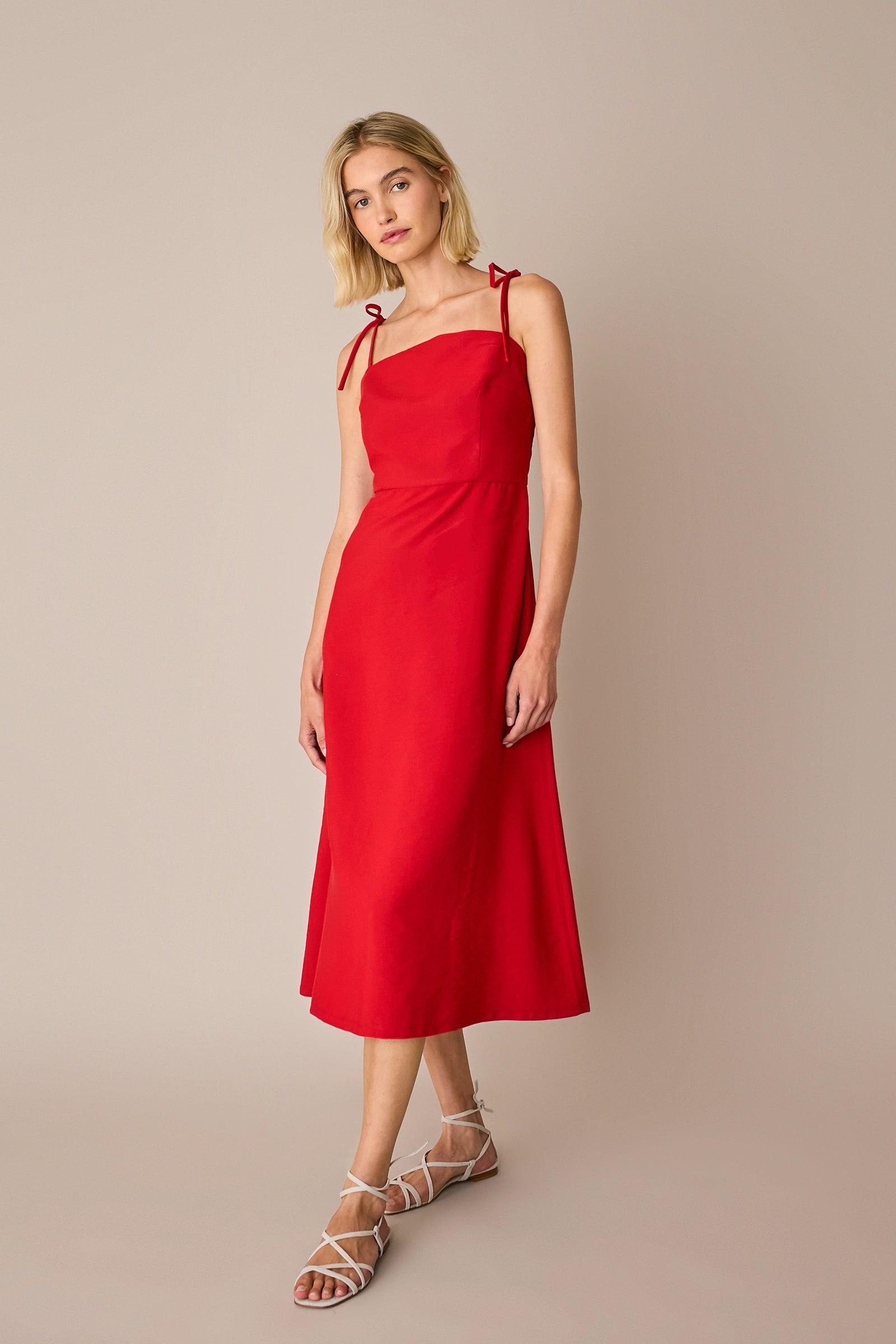 
Long dress with knotted shoulder straps