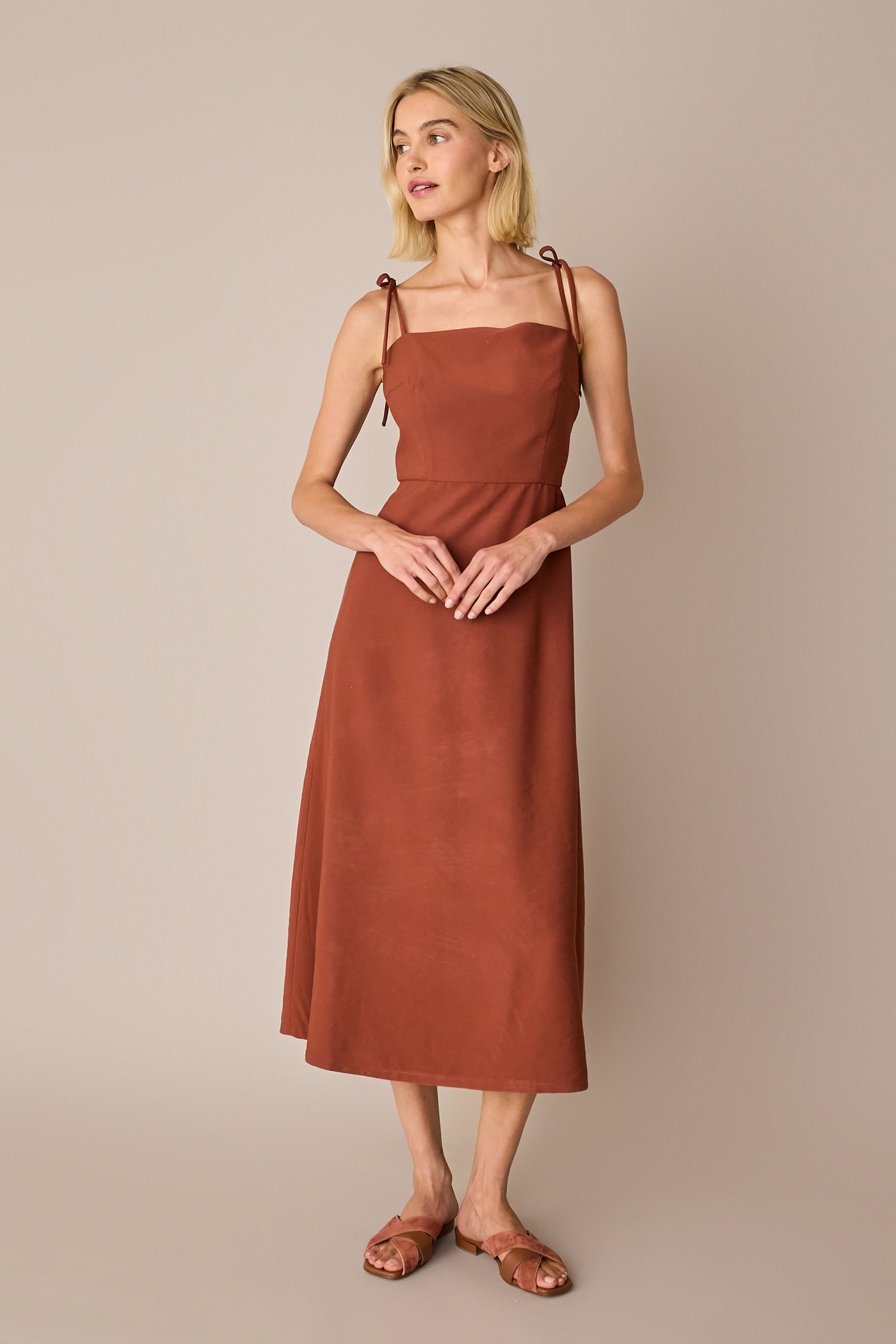 
Long dress with knotted shoulder straps