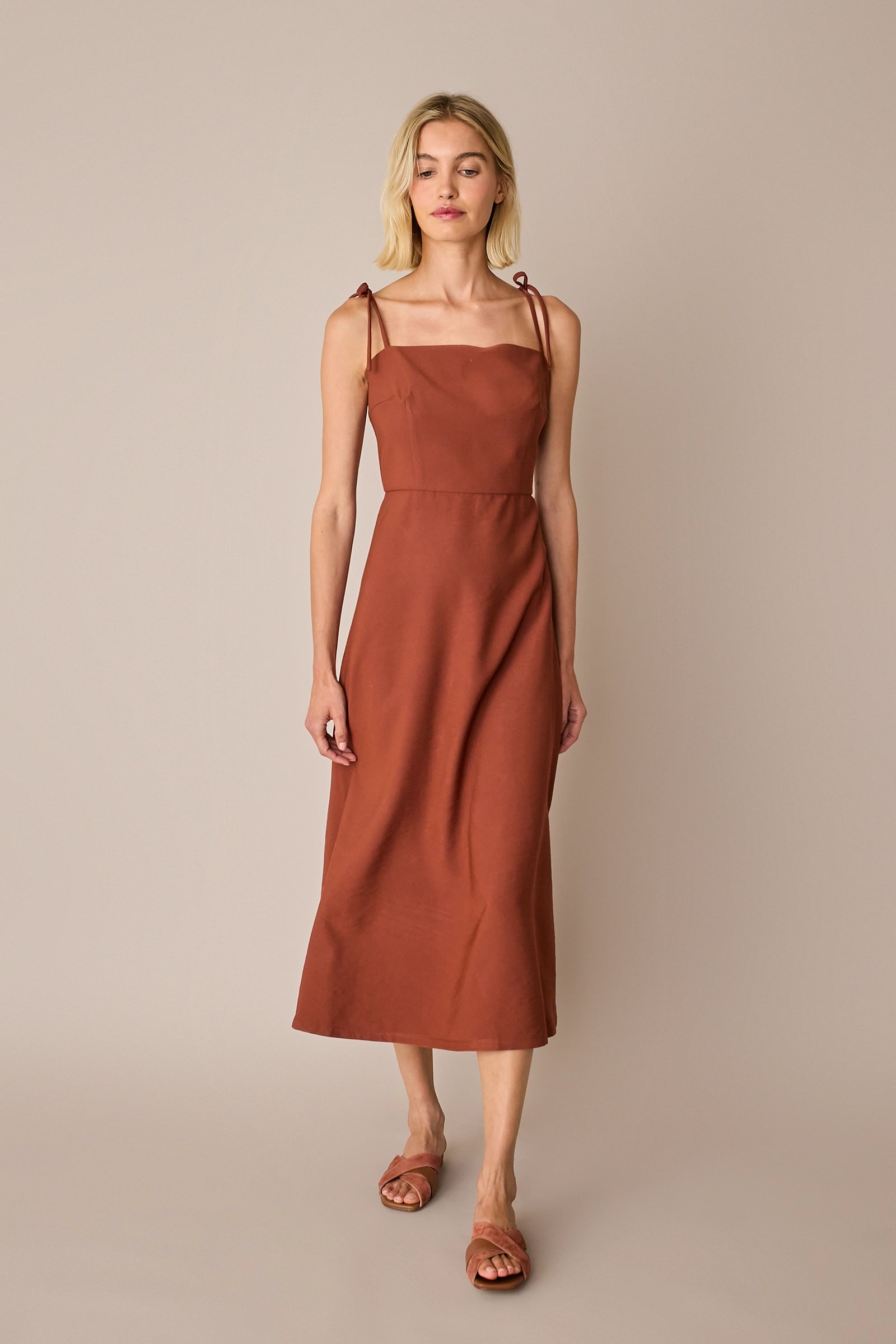 
Long dress with knotted shoulder straps