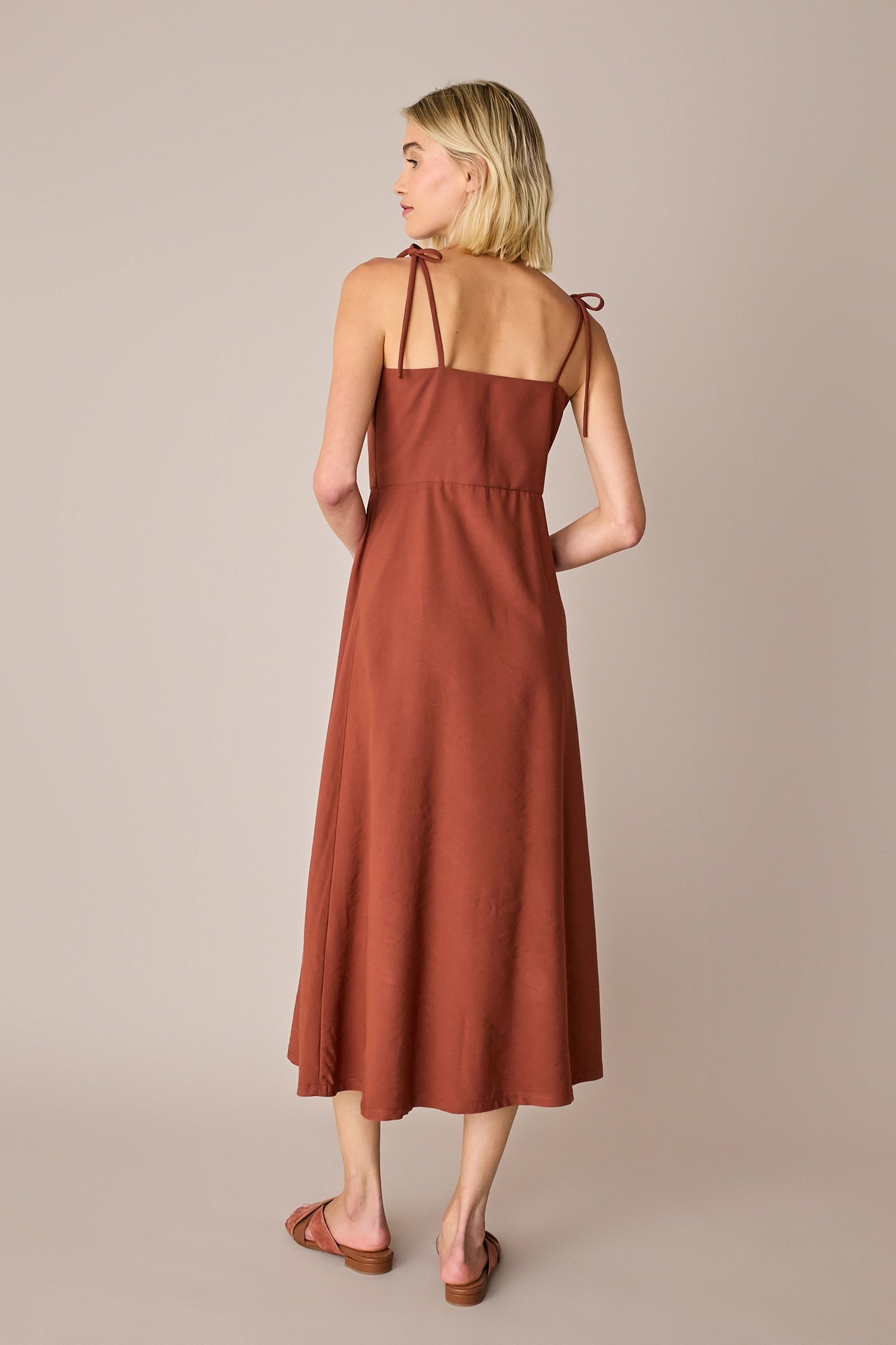 
Long dress with knotted shoulder straps