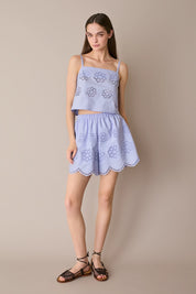 Pantaloncini ricamati con fiori cut-out