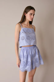 Pantaloncini ricamati con fiori cut-out