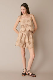 Pantaloncini ricamati con fiori cut-out