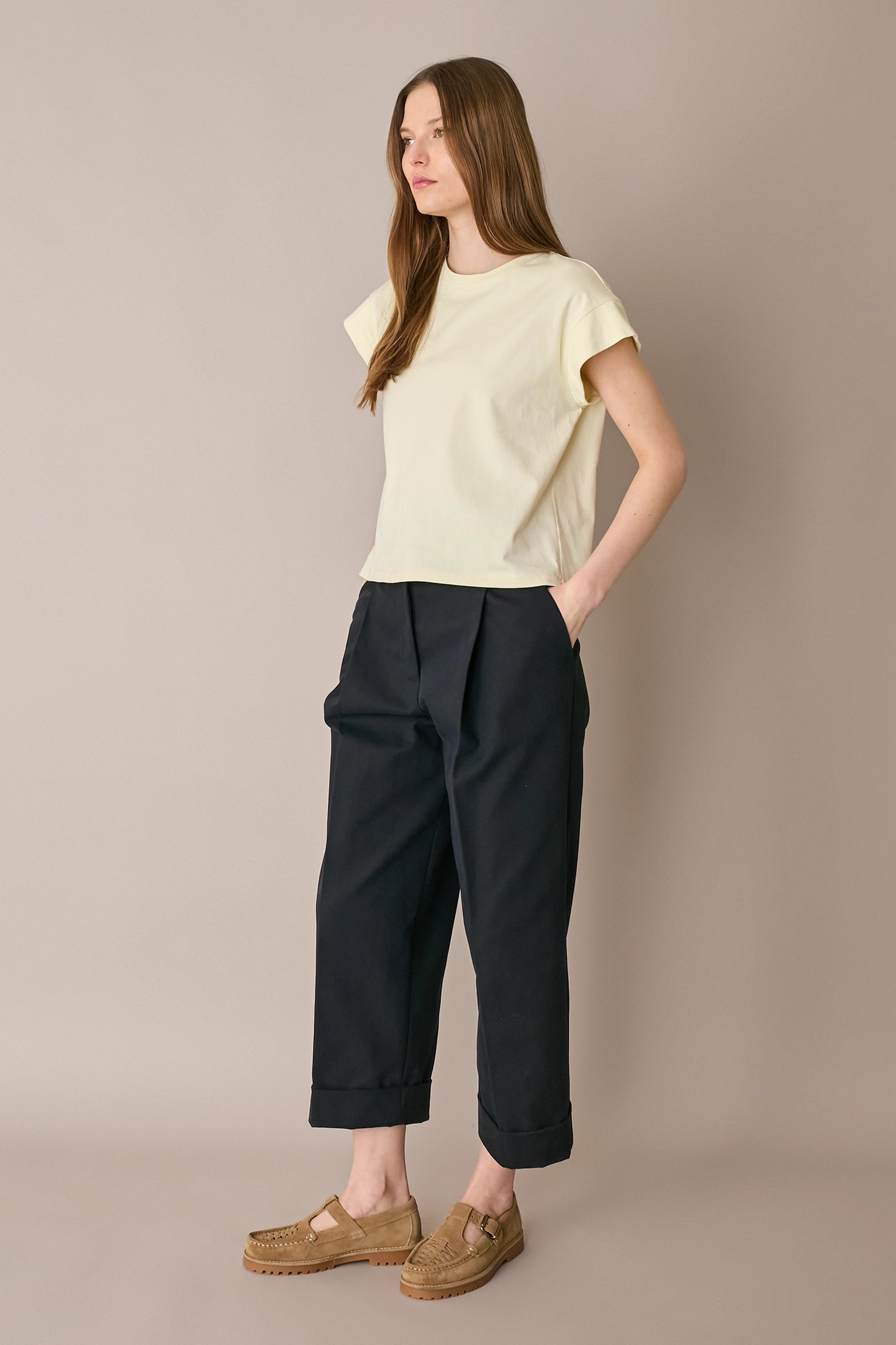 Pantaloni in cotone con piega e risvolto