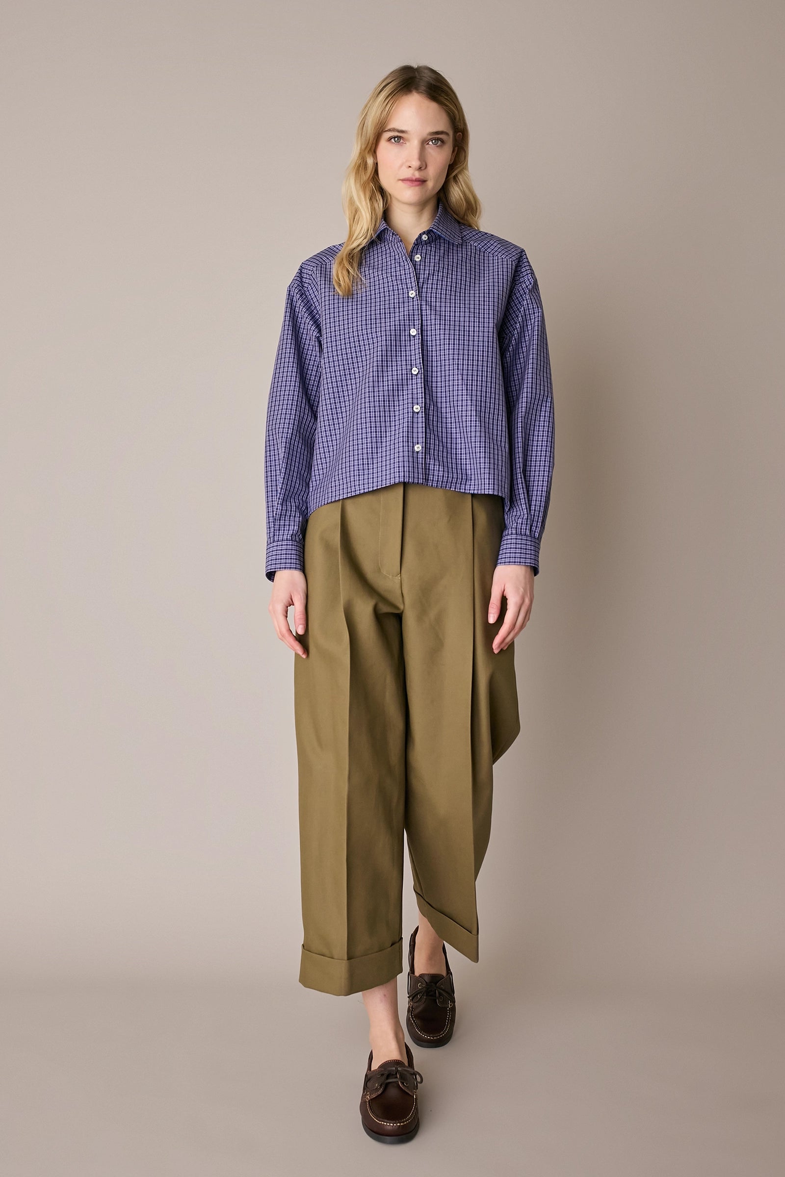 Pantaloni in cotone con piega e risvolto