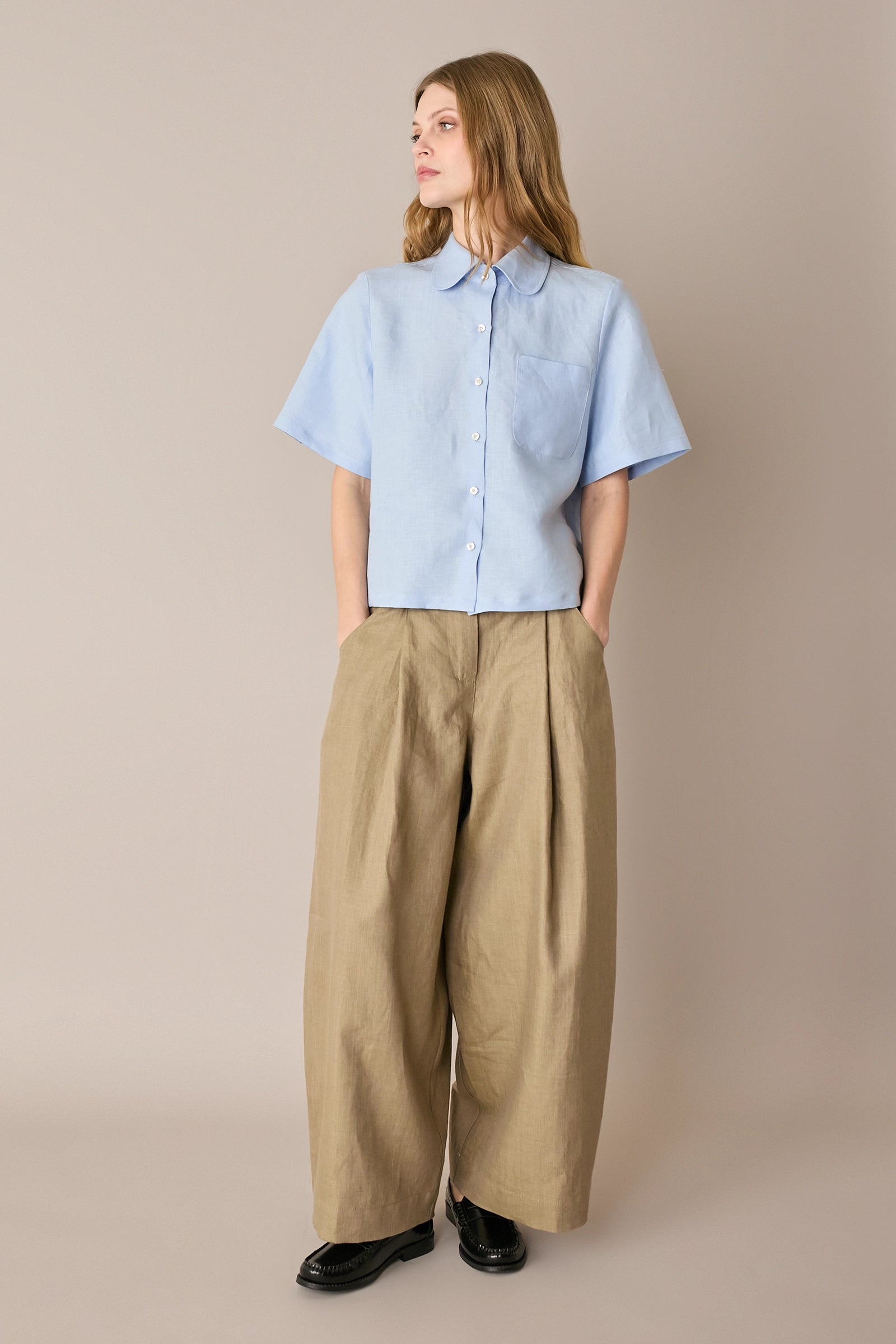 Pantaloni in lino con pinces