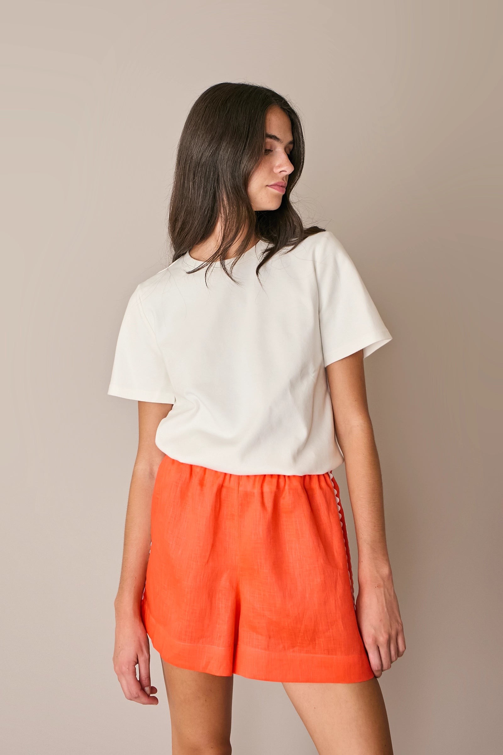 Elastic-waist shorts with contrast trim