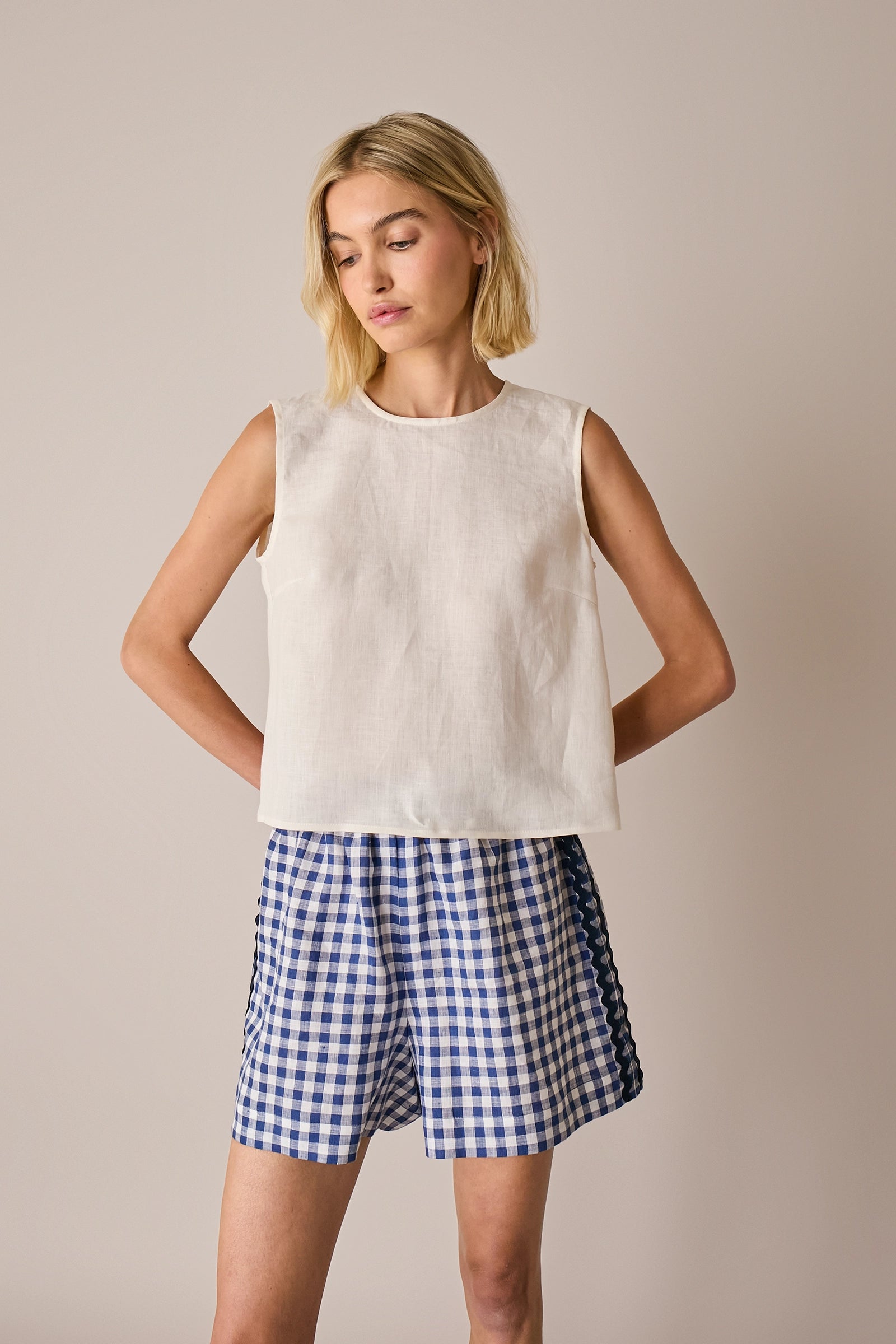 Elastic-waist shorts with contrast trim