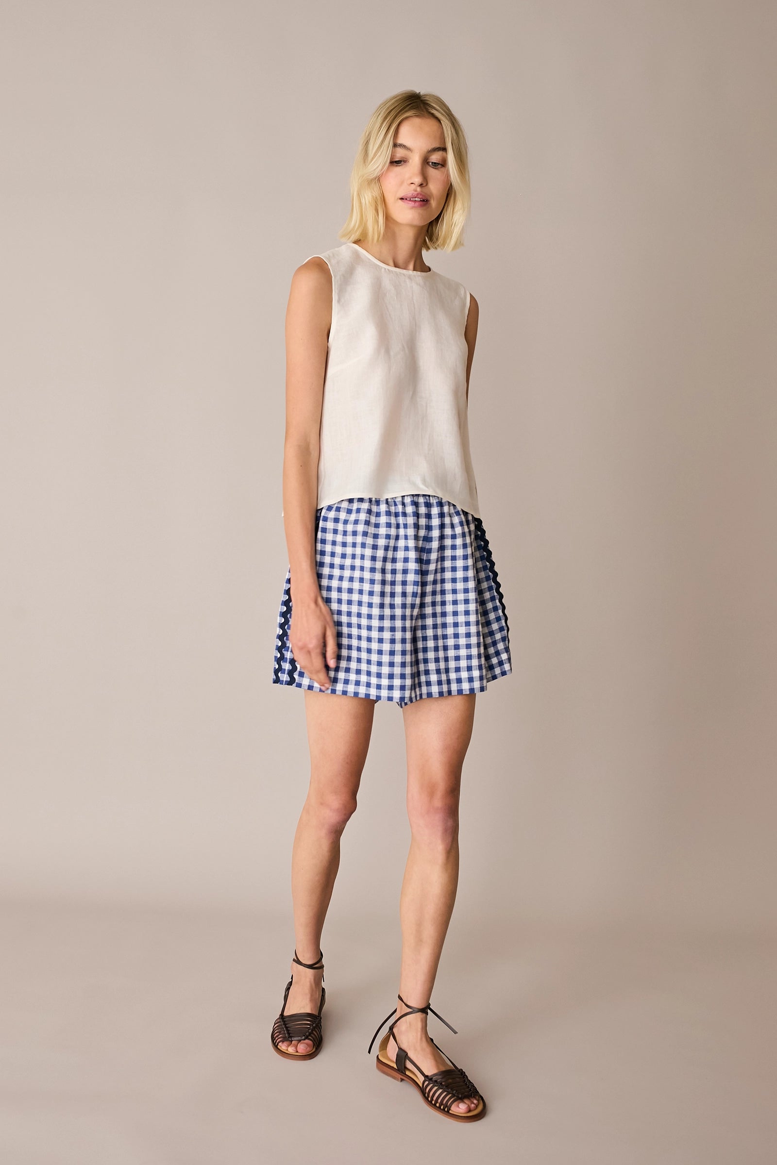 Elastic-waist shorts with contrast trim