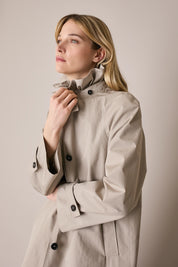 Trench con colletto volant