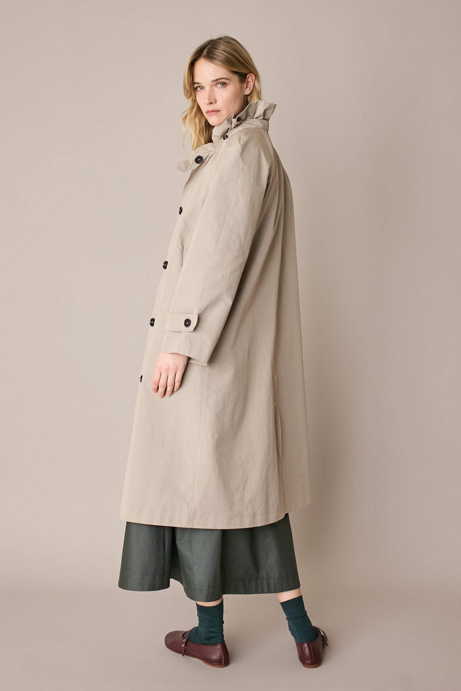 Trench con colletto volant